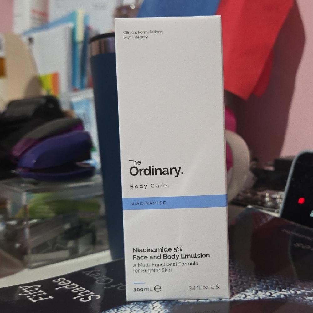 #4 - The Ordinary Niacinamide with White and Blue Design